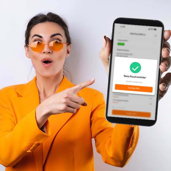Como emitir nota fiscal MEI - NF-e e NFSe pelo app - Mulher mostrando nota fiscal emitida com sucesso